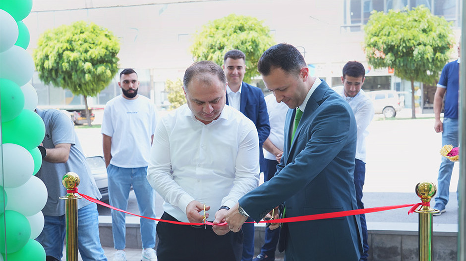 «ՄՈԳՈ» ՈՒՎԿ գործադիր տնօրեն Խաչիկ Ներկարարյանը (աջից) Շենգավիթի մասնաճյուղի կառավարիչ Սահակ Սինանյանը (ձախից) Լուսանկարը՝ Մեդիամաքս 